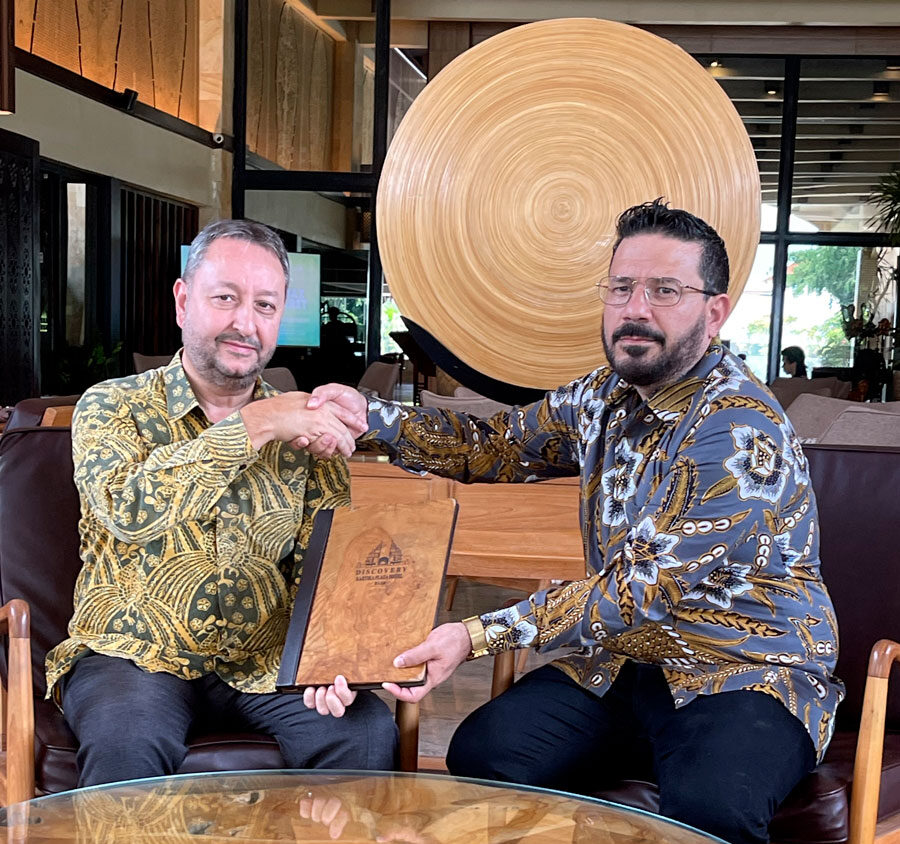 Luis Director del Hotel Kartika Plaza y Jaime Rodriguez CEO de JRIS Productions firmando acuerdo de colaboración